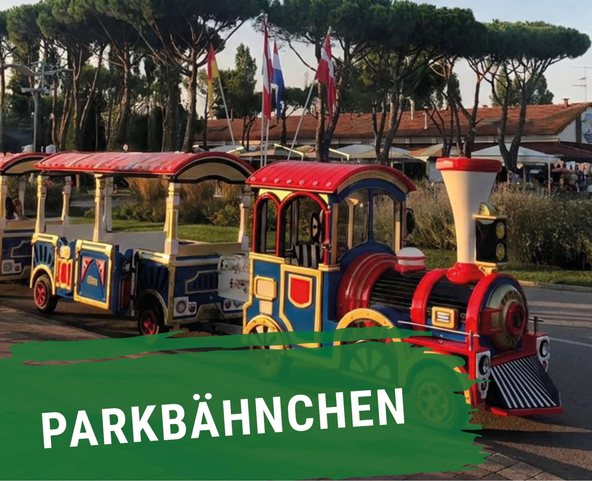 Eine Parkbahn mit roten Waggons auf einem Weg.