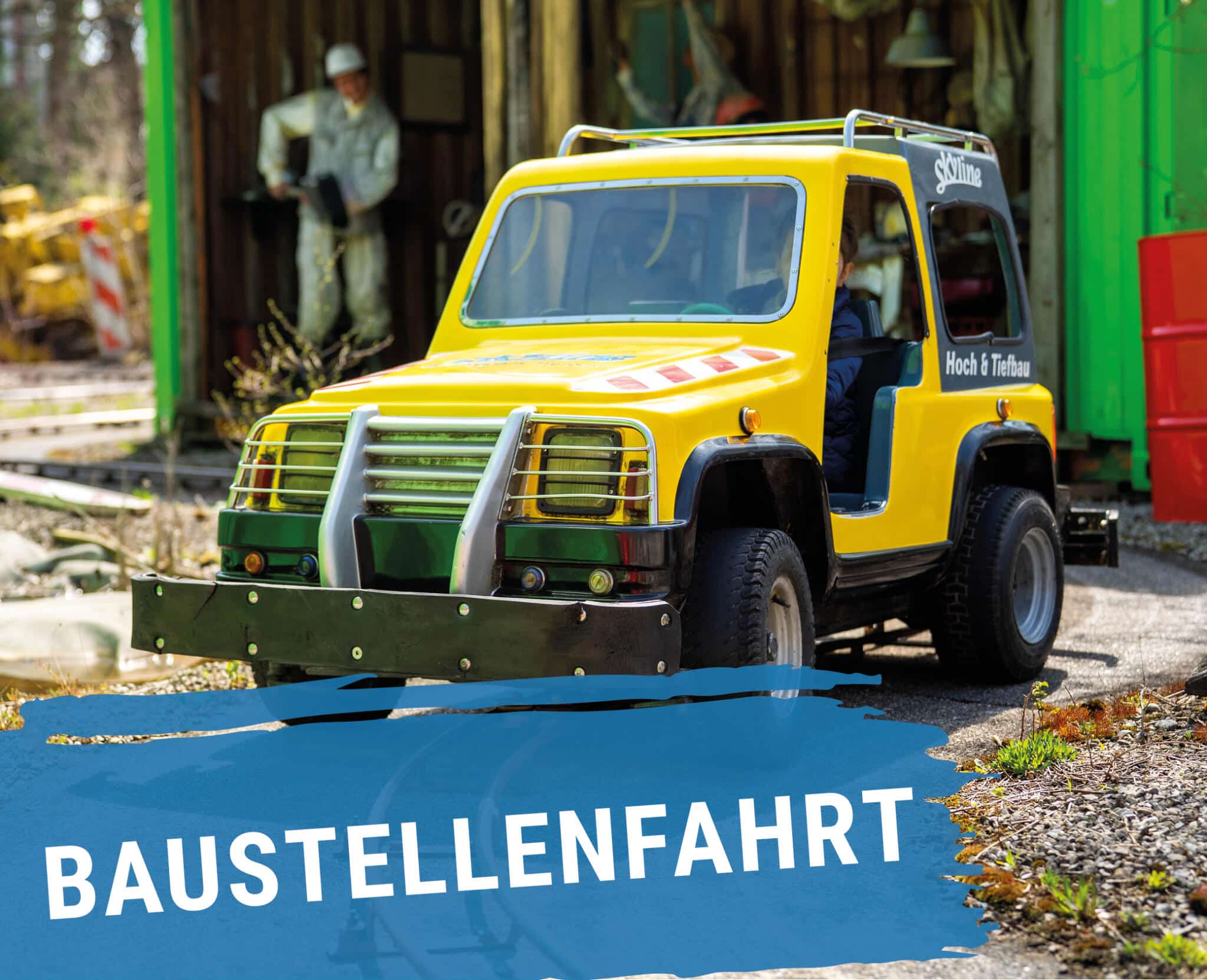 Kleinwagen auf einer Baustellenfahrt im Allgäu Skyline Park mit verschiedenen Hindernissen und Absperrungen.