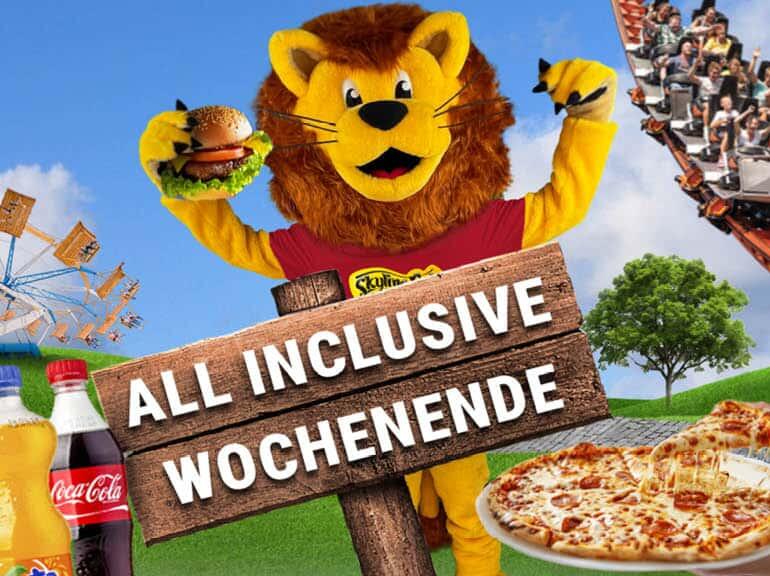 Ein Löwe in einem roten Shirt hält einen Burger und steht neben einem Schild mit der Aufschrift 'All Inclusive Wochenende'.