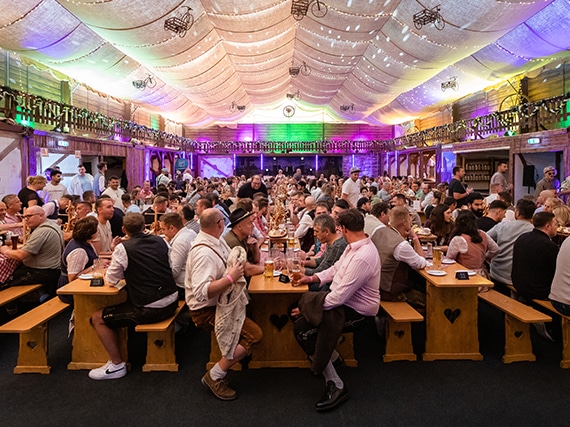 Oktober Festival im SKYLINE PARK Foto von Opa, Kind und Mama beim Oktober Festival im Skyline Park