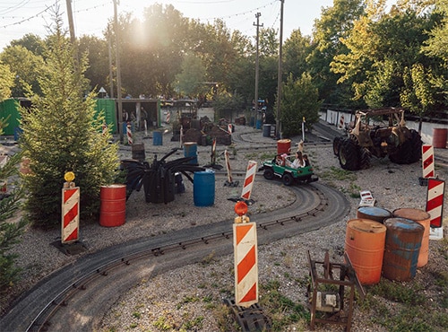 Miniatur-Baustelle mit Fahrzeugen und Absperrungen im Allgäu Skyline Park.