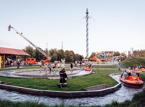 Wasserattraktion im Allgäu Skyline Park mit Booten und Spritzwasser.
