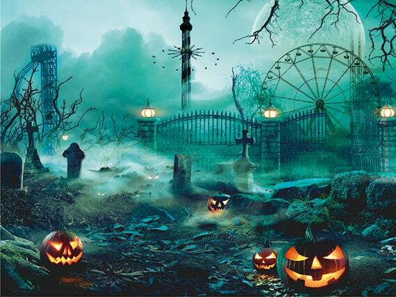 Halloween-Szene mit leuchtenden Kürbissen und einem Geisterbahn-Hintergrund in nebliger Umgebung.