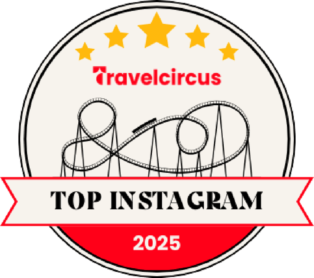 Abzeichen von Travelcircus mit der Aufschrift 'Top Instagram 2025' und einer Achterbahn-Grafik.