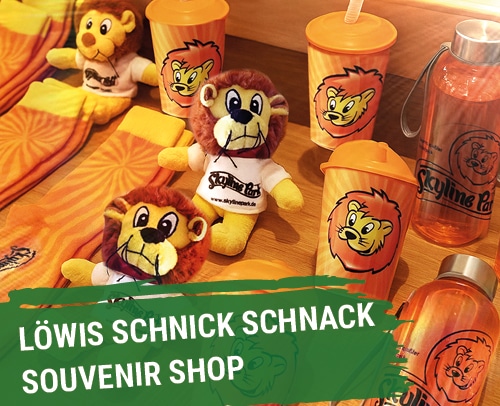 Mehrere Souvenirs in Lewis Schnick Schnack Shop im Allgäu Skyline Park ein Löwe Plüschfigürchen Plüsch Becher und Socken