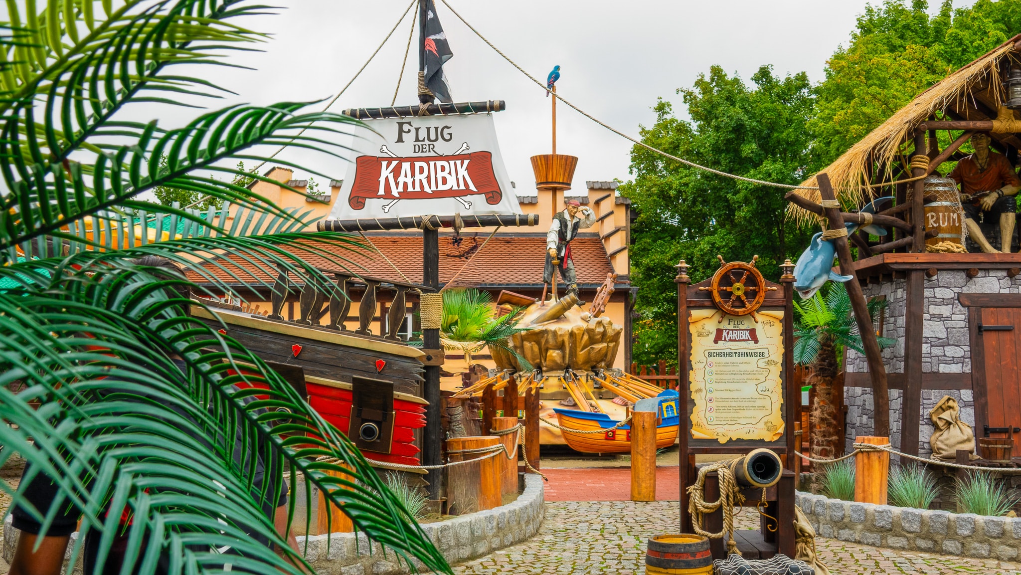 Karussell mit bunten Piratenschiffen, auf dem Kinder spielen und sich drehen.