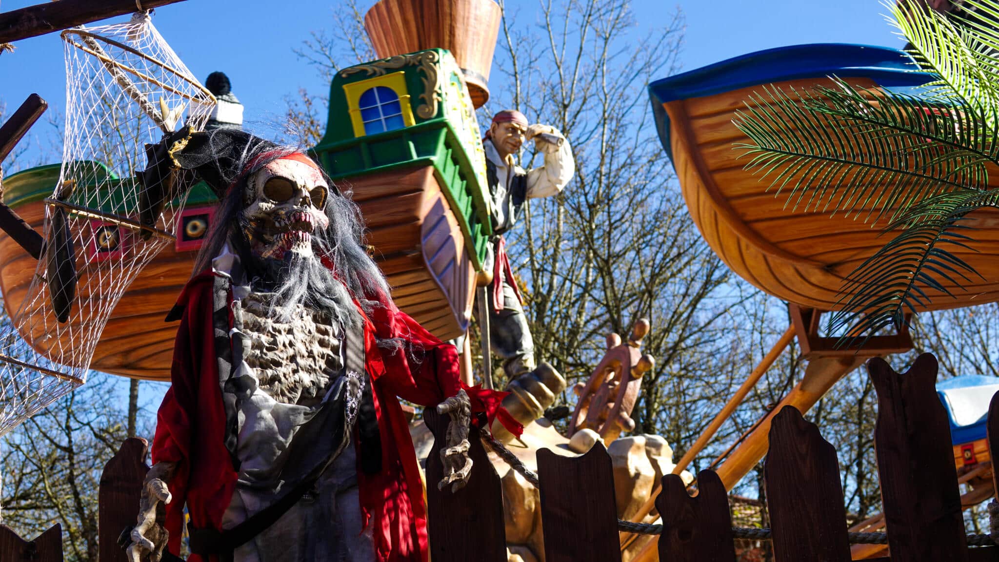 Karussell mit bunten Piratenschiffen, auf dem Kinder spielen und sich drehen.