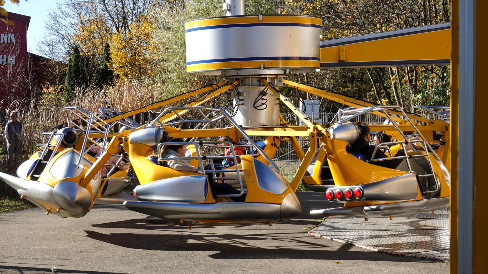 SkyTwister Fahrgeschäft mit mehreren Sitzen, die sich schnell drehen