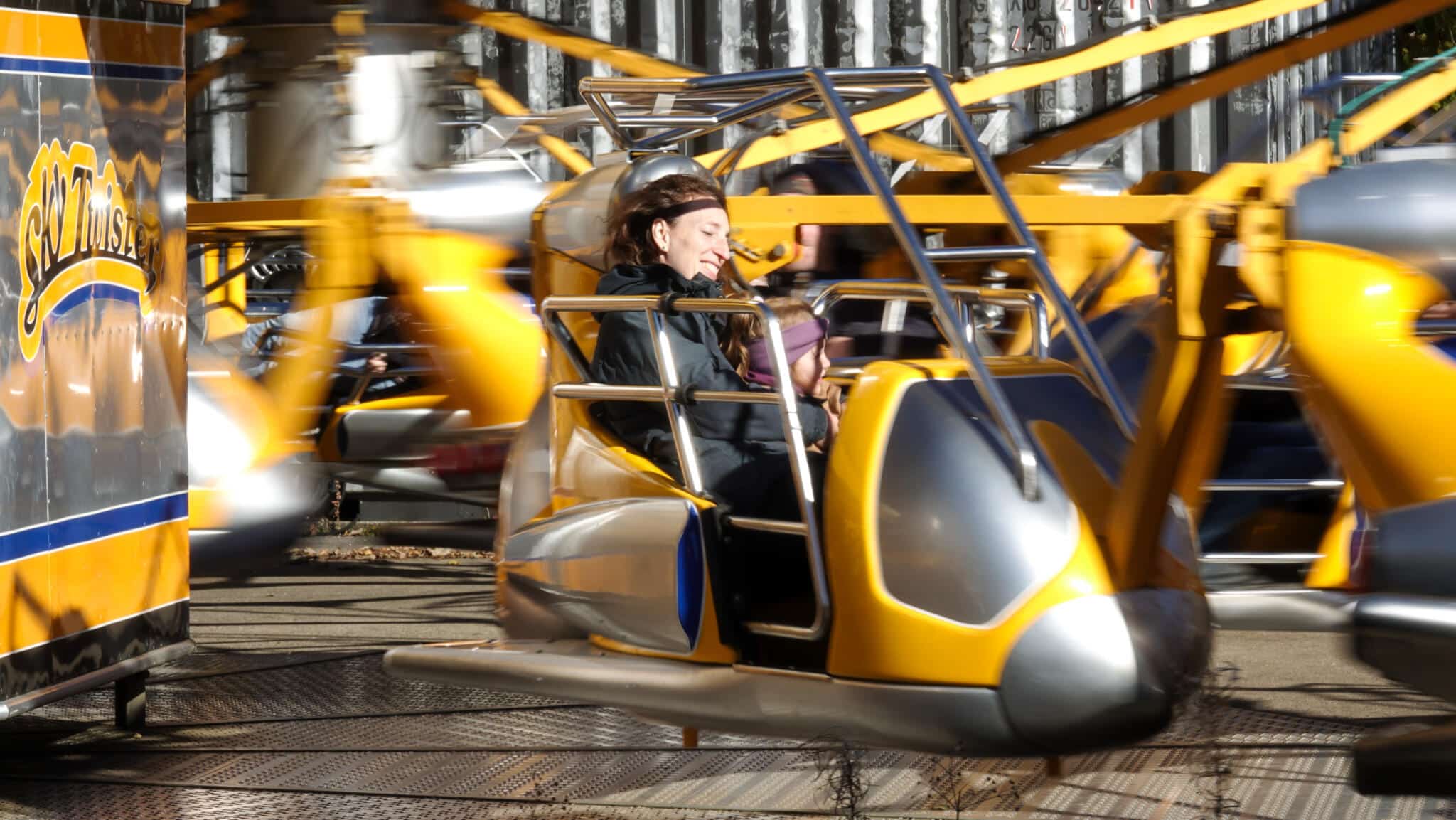 SkyTwister Fahrgeschäft mit mehreren Sitzen, die sich schnell drehen