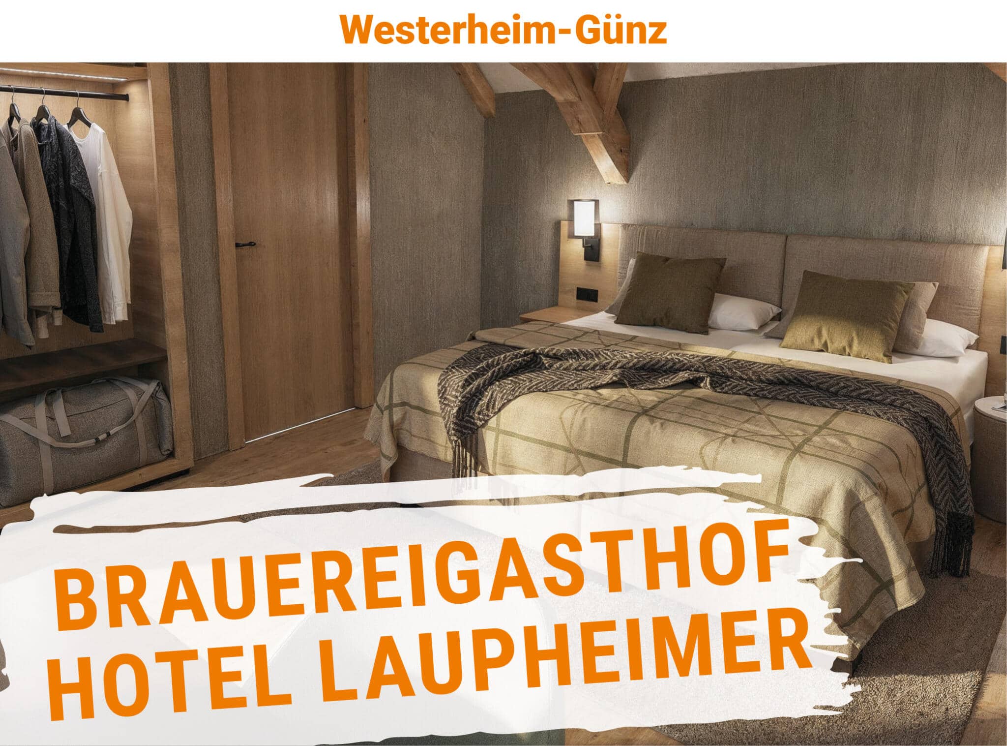 Hotelzimmer im Brauereigasthof-Hotel-Laupheimer mit Holzbalken, warmem Licht, beige Bettwäsche und großer Doppelbett-Ausführung