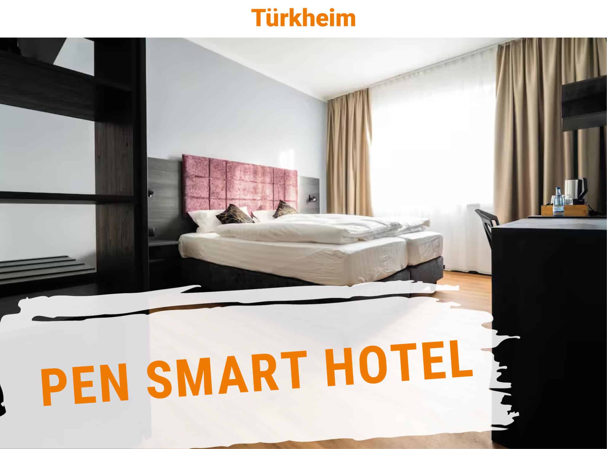 Pen-Smart-Hotel Zimmer mit großem Bett, helles Ambiente, Vorhänge am Fenster, Schreibtisch und Wasserflasche auf dem Tisch, modernes Mobiliar im Hotelzimmer.
