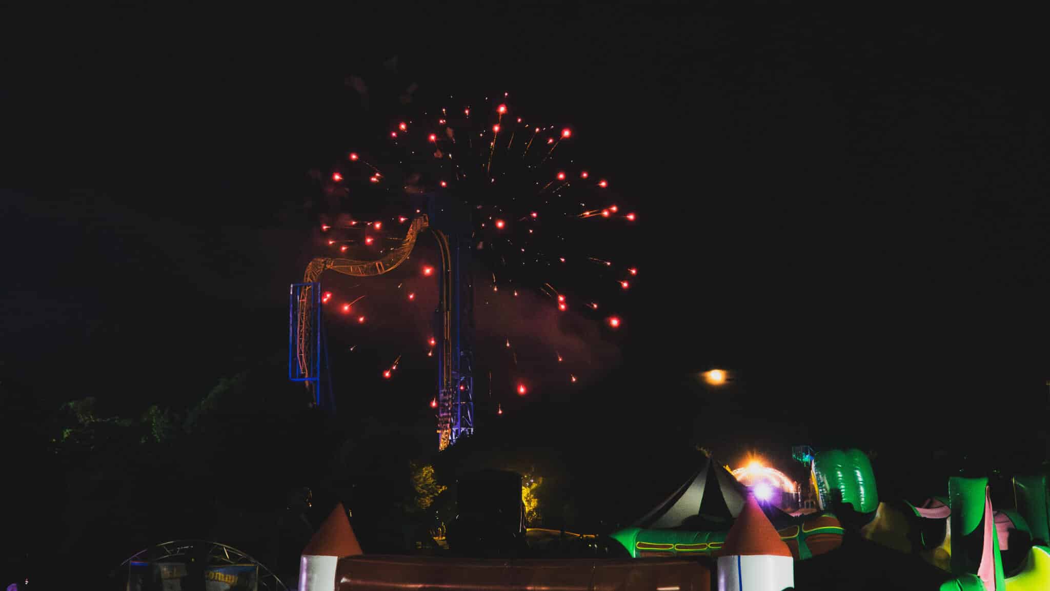 Feuerwerk mit einer Achterbahn im Vordergrund an Skyline Park bei Nacht