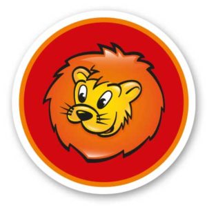 Illustration eines Löwenkopfes mit orangefarbener Mähne auf rotem Hintergrund.