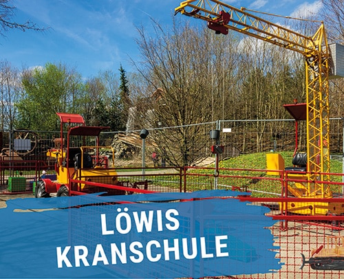 Spielplatzattraktion Löwis Kranschule mit einem Kran und verschiedenen Spielgeräten.