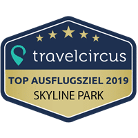 Auszeichnung von Travelcircus für das Top Ausflugsziel 2019 im Skyline Park mit einem blauen und goldenen Design.