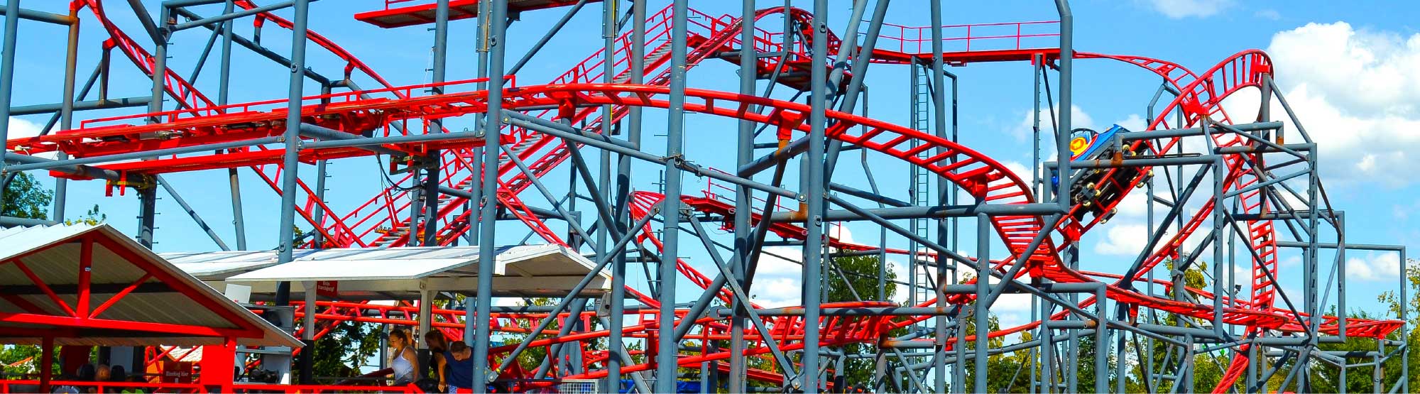 Ein Springbrunnen mit mehreren Wasserstrahlen, die in die Luft spritzen, in einem Park mit Grünflächen.