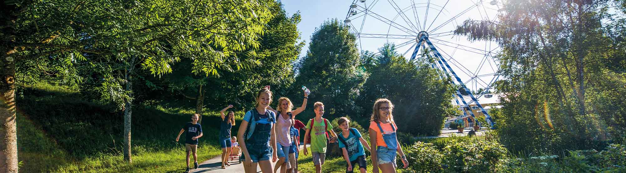 Ein Springbrunnen mit mehreren Wasserstrahlen, die in die Luft spritzen, in einem Park mit Grünflächen.