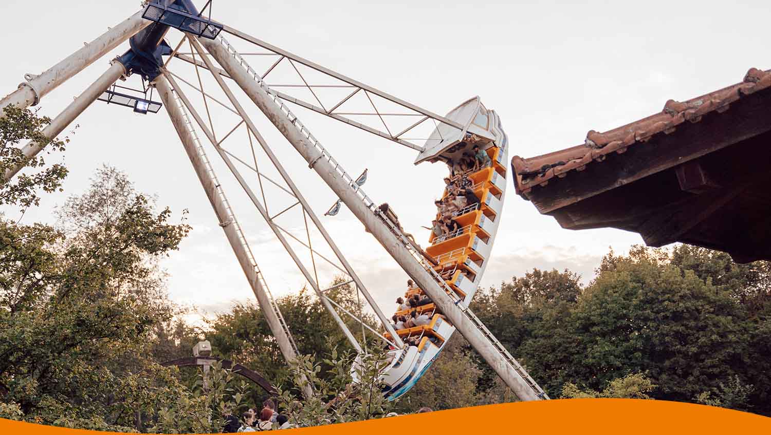 Kettenkarussell mit Fahrgästen, die in der Luft schwingen, im Freizeitpark.